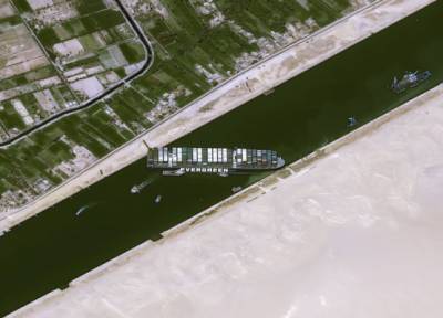 Владелец контейнеровоза рассказал, когда планирует освободить Суэцкий канал