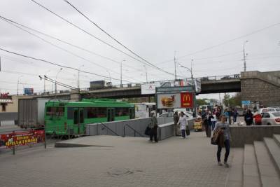 В Новосибирске из-за строительства пешеходного моста перекроют Большевистскую улицу