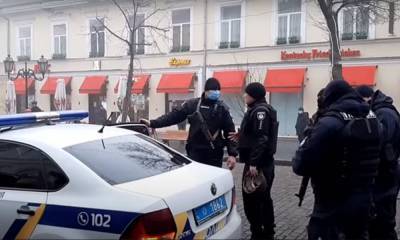 В Харькове неадекватный мужчина устроил переполох, кадры: "Разгромил машины и магазины"