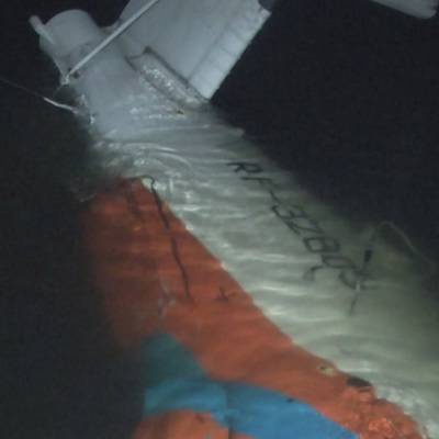 Упавший в Куршском заливе вертолет поднять из воды при помощи специальных понтонов