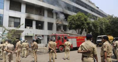 В Индии в результате пожара в COVID-больнице погибли по меньшей мере десять человек (2 фото)