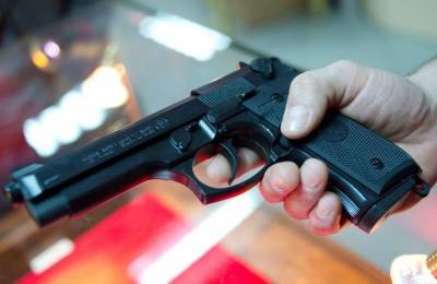 Житель столицы перезаряжая пистолет случайно ранил собственного сына