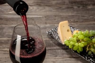 Интересный факт дня: Дешевое вино вкуснее, если повысить цену