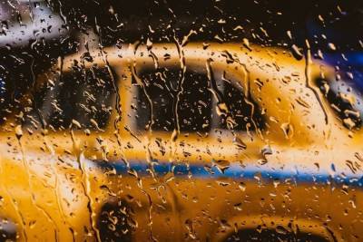 Две машины такси столкнулись в Краснодаре