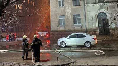 В Харькове загорелся дом: бабушку с дедушкой снимали с 5 этажа – видео