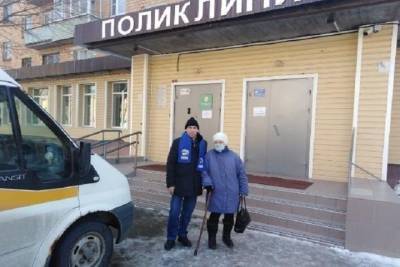 Транспортную помощь пожилой женщине оказали партийцы Серпухова