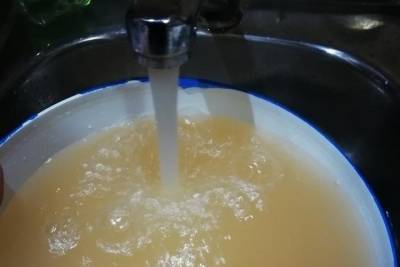 Житель Рязани пожаловался на желтую воду из крана