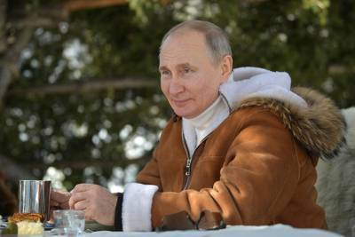 Песков рассказал о дубленке Путина, которую он носил в тайге