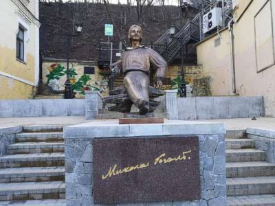 В Киеве на Андреевском спуске установили памятник Гоголю (ФОТО)