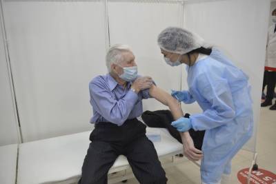 Врач объяснил важность вакцинации против COVID-19 для пожилых людей