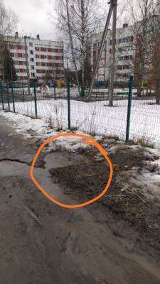 Фото: Школьница из Щеглово провалилась в лужу глубиной около метра