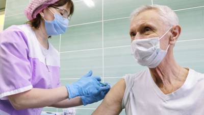 Пожилым россиянам рассказали о вакцинации от COVID-19