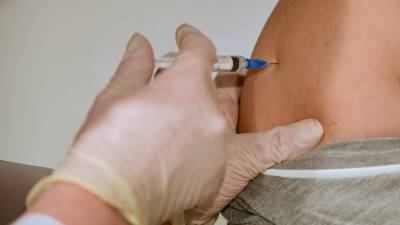 Гинцбург назвал очень редкими случаи заражения после вакцинации "Спутником V"