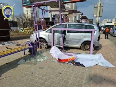 При въезде авто в остановку транспорта в Малиновке пострадали мальчик и две женщины