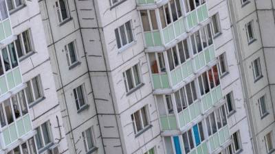 Ребенок погиб в день рождения матери при падении с пятого этажа в Парголово