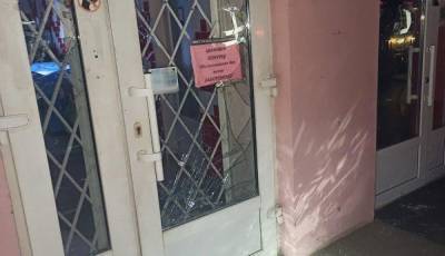 Мужчина в Харькове повредил 7 авто и разбил витрины магазинов: фото