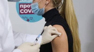 «Важно это для жизни страны» — жители Крыма массово участвуют в вакцинации