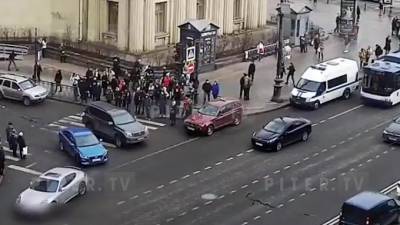 Видео: на Невском проспекте троллейбус толкнул легковушку