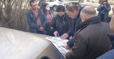 Не хотим платить за парковки: Жильцы Литовского вала заподозрили подделку подписей за реконструкцию двора