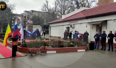 Памятник Доктору Лизе открыли в Крыму