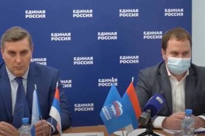 Красноярские единороссы провели предвыборную пресс-конференцию под «флагом Сербии»