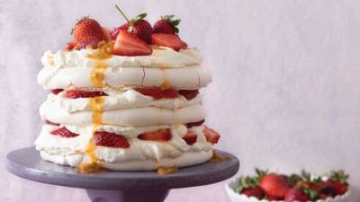 Рецепт к Песаху: торт из меренги с ванильным кремом и клубникой