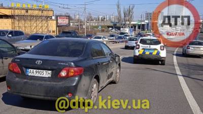 В Киеве водители устроили разборки посреди дороги: один достал нож, а другой пистолет