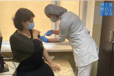 Глава Минтруда Дагестана и сотрудники аппарата прошли первый этап вакцинации