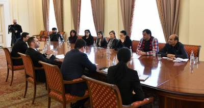 В администрации президента Армении приняли родных без вести пропавших
