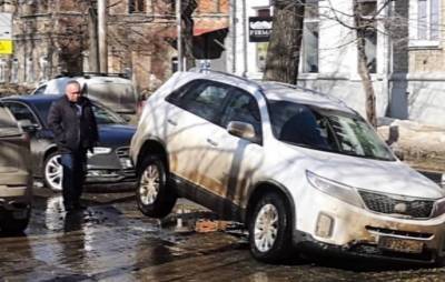 «Награда нашла героя»: внедорожник единоросса провалился в яму в центре Ульяновска