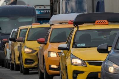 Более 70 машин такси эвакуировали за неделю из-за нарушений в Подмосковье