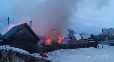 В Чебоксарах горит жилой дом