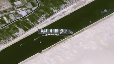 Застрявший в Суэцком канале контейнеровоз показали из космоса