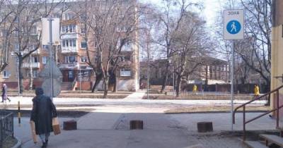В сквере на Рокоссовского водителям запретили выезжать на пешеходную зону