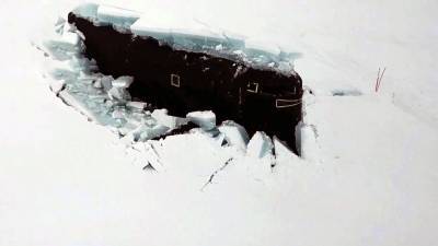 Сразу три атомные подлодки впервые вместе всплыли в Арктике, проломив лед