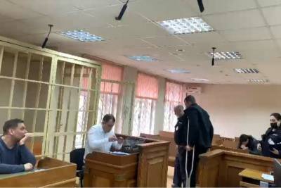 Замначальника ОМВД по Ярославскому району пришел в суд на костылях