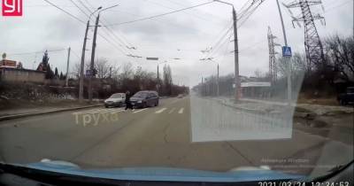 Спасла реакция: в Харькове водитель решил не останавливаться на "зебре" и чуть не сбил девушку (видео)