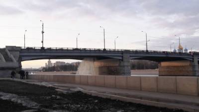 Под мостом в центре Москвы прорвало трубу