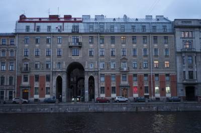 «Мостотрест» начал мыть городские набережные после зимы - neva.today - Санкт-Петербург
