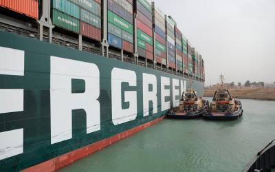Более 9 миллиардов долларов в день: блокировка Суэцкого канала наносит огромные убытки
