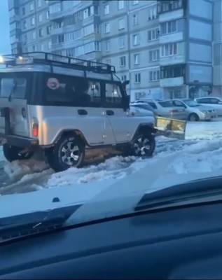 Житель Бийска переоборудовал свой УАЗ для уборки снега во дворе