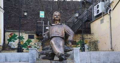 В Киеве на Подоле установили памятник Николаю Гоголю (фото)