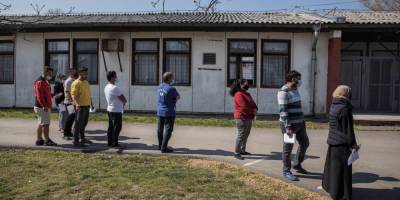 В Сербии начали вакцинировать мигрантов препаратом AstraZeneca — фото