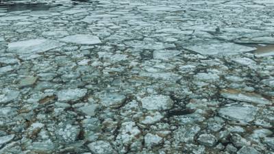 Саратовские спасатели вытащили на поверхность провалившегося под лед рыбака