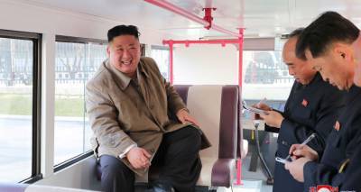 Лидер Северной Кореи лично проверил новый образец автобуса