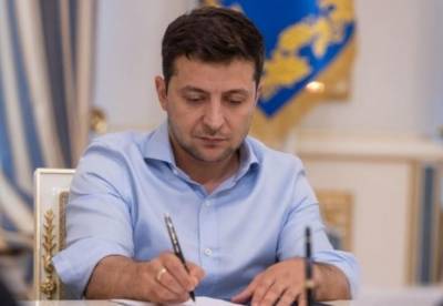 Зеленский подписал закон об уменьшении финансовой нагрузки на работодателей