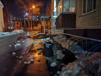 8 –месячной девочке пробило голову льдом с крыши на ул. Козленской в Вологде