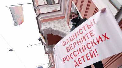 Одиночный пикет в поддержку семьи Зайберт прошел в Петербурге.
