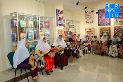 В Дагестане проходит выставка Кайтагской вышивки