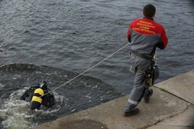 В Петербурге пьяный водитель на «Субару» упал в реку